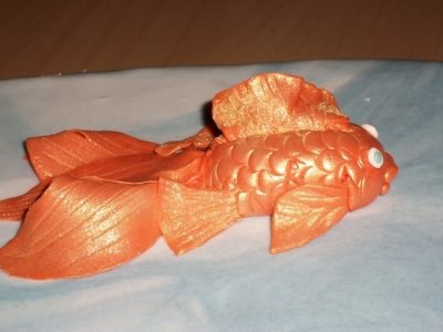 Золотая рыбка из мастики
